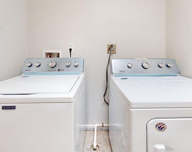 2534 S Grandview Avenue - Photo Thumbnail 27