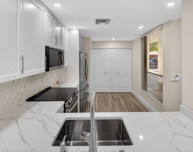 7484 La Paz Boulevard - Photo Thumbnail 16