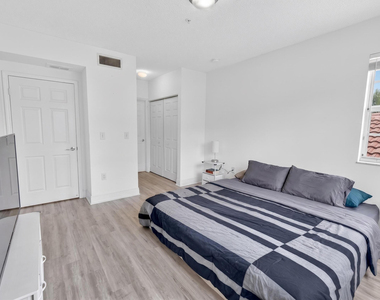 8020 N Nob Hill Road - Photo Thumbnail 9