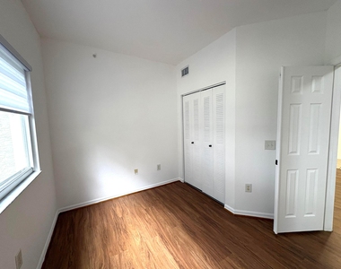 340 Crestwood Circle - Photo Thumbnail 5