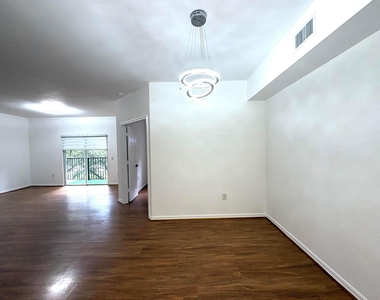 340 Crestwood Circle - Photo Thumbnail 4