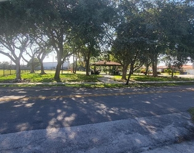 5240 Ne 14th Way - Photo Thumbnail 12