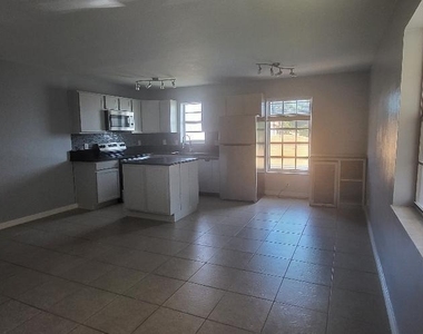 5240 Ne 14th Way - Photo Thumbnail 3