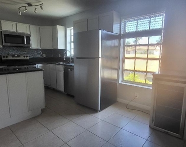 5240 Ne 14th Way - Photo Thumbnail 4