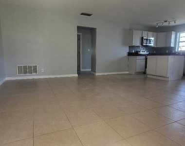 5240 Ne 14th Way - Photo Thumbnail 2