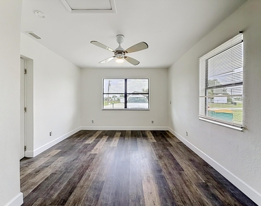 3234 Daytona Drive - Photo Thumbnail 10