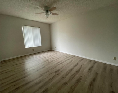 207 Foxtail Drive - Photo Thumbnail 8