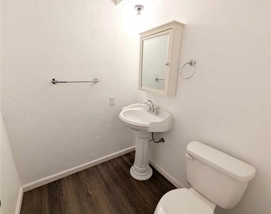 3827 N Harvard Avenue - Photo Thumbnail 6