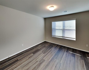 408 Fox Burrow Lane - Photo Thumbnail 10