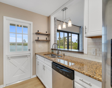 3206 S Lakeview Circle - Photo Thumbnail 13