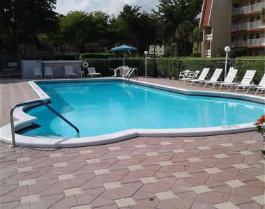 1030 Country Club Drive - Photo Thumbnail 16