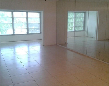1030 Country Club Drive - Photo Thumbnail 2