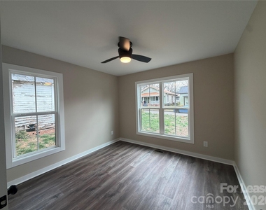 620 W Bell Street - Photo Thumbnail 2