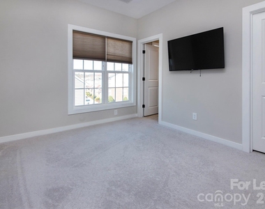 9428 Kings Parade Boulevard - Photo Thumbnail 12