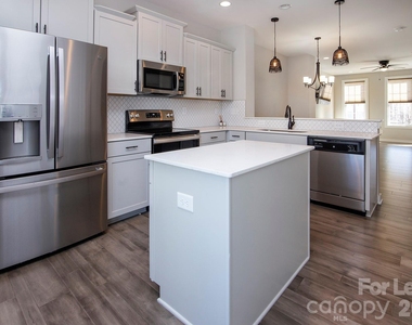 9428 Kings Parade Boulevard - Photo Thumbnail 3