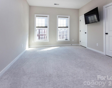 9428 Kings Parade Boulevard - Photo Thumbnail 8