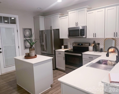 9428 Kings Parade Boulevard - Photo Thumbnail 2