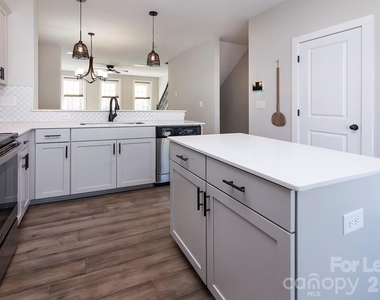 9428 Kings Parade Boulevard - Photo Thumbnail 15