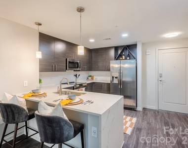 401 S Graham Street - Photo Thumbnail 14