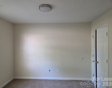 437 Cedarcroft Drive - Photo Thumbnail 14