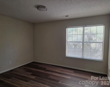 437 Cedarcroft Drive - Photo Thumbnail 8