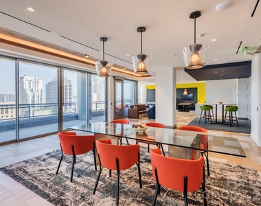 401 S Graham Street - Photo Thumbnail 8