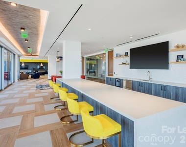 401 S Graham Street - Photo Thumbnail 6