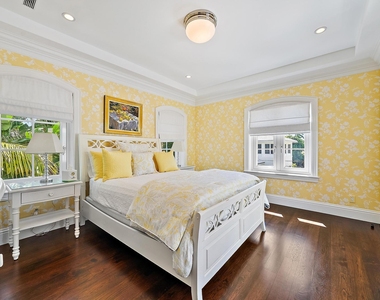 210 Emerald Lane - Photo Thumbnail 15