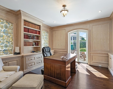 210 Emerald Lane - Photo Thumbnail 9