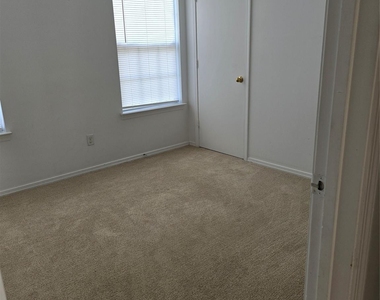 3073 Parade Lane Sw - Photo Thumbnail 4