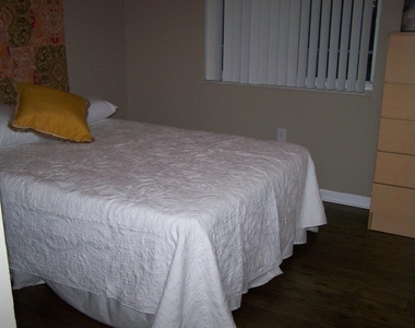 2100 Greenview Shores Boulevard - Photo Thumbnail 14