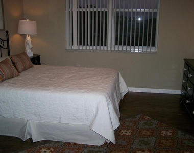 2100 Greenview Shores Boulevard - Photo Thumbnail 17