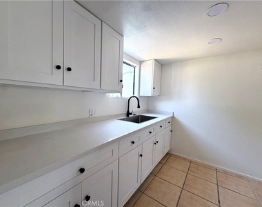 122 S Mayflower Avenue - Photo Thumbnail 3