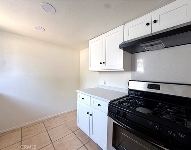 122 S Mayflower Avenue - Photo Thumbnail 4