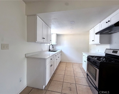 122 S Mayflower Avenue - Photo Thumbnail 2