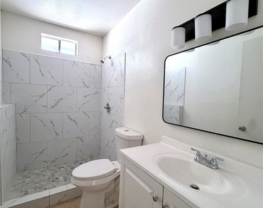 122 S Mayflower Avenue - Photo Thumbnail 7
