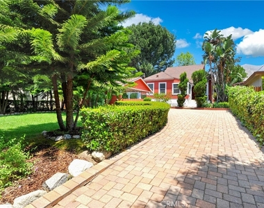 703 Manzanita Avenue - Photo Thumbnail 11