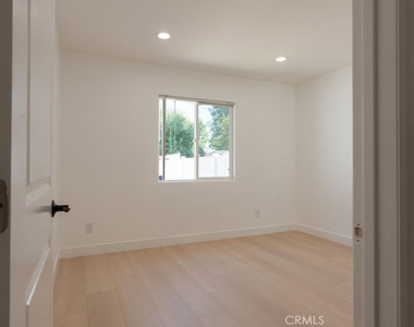 14605 Wyandotte - Photo Thumbnail 11