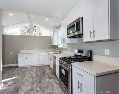 16231 Moorpark Street - Photo Thumbnail 3