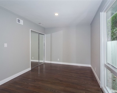 16231 Moorpark Street - Photo Thumbnail 12