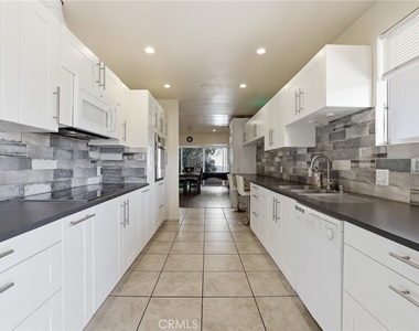 6732 Wooster Avenue - Photo Thumbnail 9