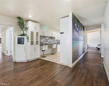 6732 Wooster Avenue - Photo Thumbnail 10