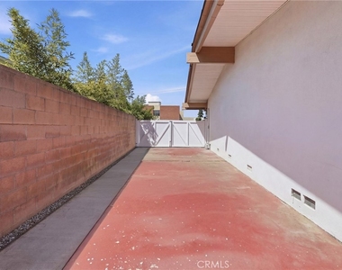 6732 Wooster Avenue - Photo Thumbnail 37