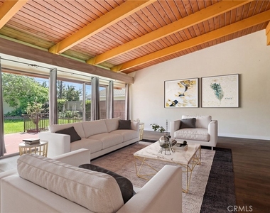 6732 Wooster Avenue - Photo Thumbnail 4