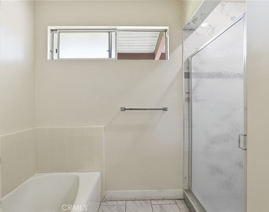 6732 Wooster Avenue - Photo Thumbnail 18