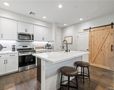 212 Red Brick - Photo Thumbnail 3