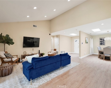 10018 Cozycroft Avenue - Photo Thumbnail 2