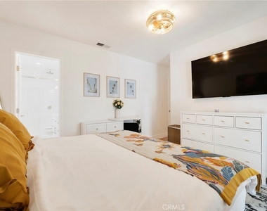 10018 Cozycroft Avenue - Photo Thumbnail 14