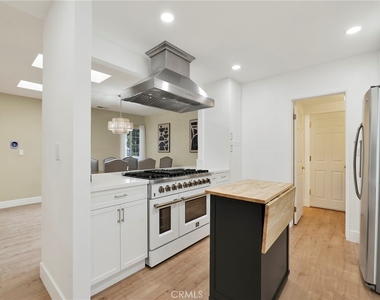 10018 Cozycroft Avenue - Photo Thumbnail 6