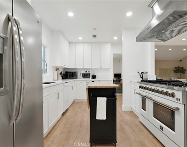 10018 Cozycroft Avenue - Photo Thumbnail 4